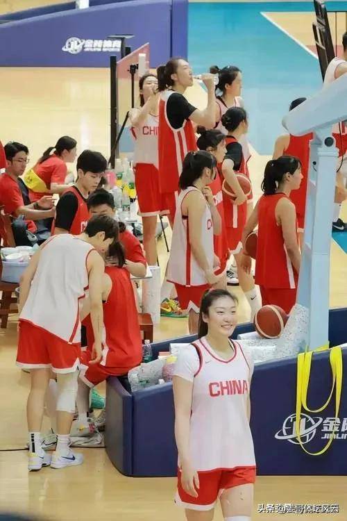 莎拉波娃在勇士比赛中大胜，战术调整引发热议！